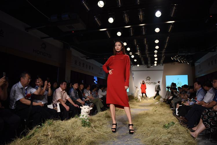 9月26日,模特在中国清河国际羊绒及绒毛制品交易会上展示羊绒时装.